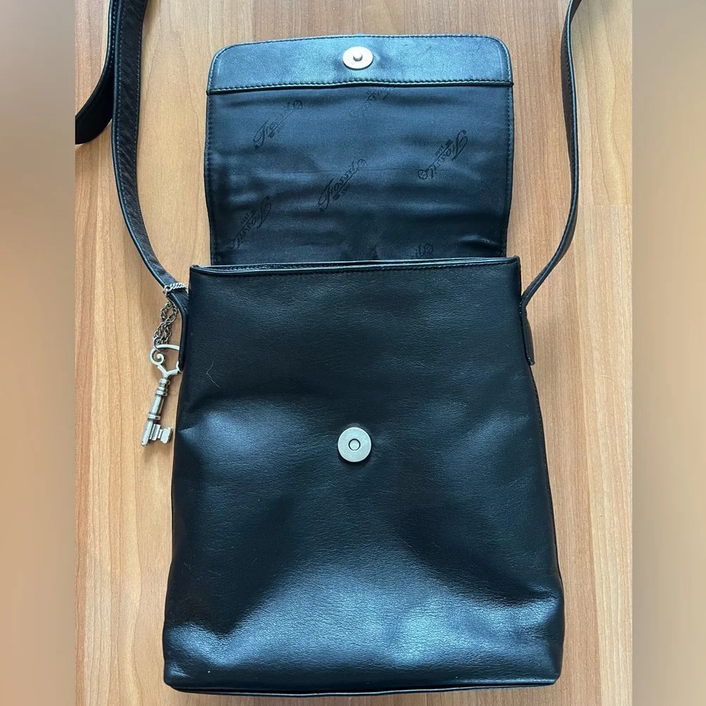 Vintage Fossil 75082 Black Leather Crossbody Bag Key Charm Soft Leather